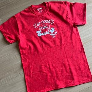 🦃 GILDAN RED “BE GOOD OR I’LL TEXT SANTA” T-SHIRT SIZE MED